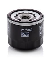 MANN-FILTER W7069 - Tipo de filtro: Filtro enroscable<br>Diámetro [mm]: 75,0<br>Altura [mm]: 63,5<br>Medida de rosca: M20x1.5<br>Diámetro 2 [mm]: 71,0<br>Diámetro de junta tórica [mm]: 61,7<br>Par apriete [Nm]: 20<br>Nº art. herramienta recomendada: OCS 1<br>Artículo complementario / información complementaria 2: con válvula bloqueo de retorno<br>Tipo de válvula: Válvula de rebose<br>Peso neto [g]: 242<br>h embalaje [cm]: 6,50<br>long. de embalaje [cm]: 8,0<br>Ancho de embalaje [cm]: 8,00<br>